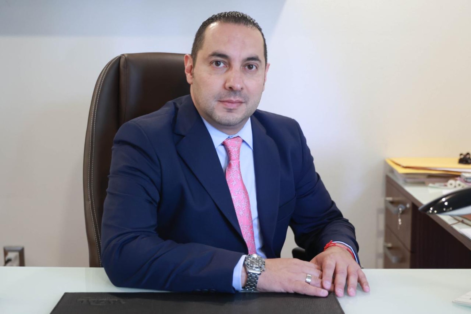 Víctor Manuel Torres Salinas Jiménez en su despacho